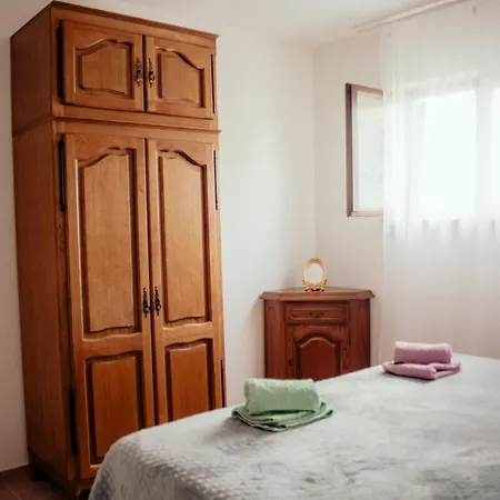 Jakov Apartman *